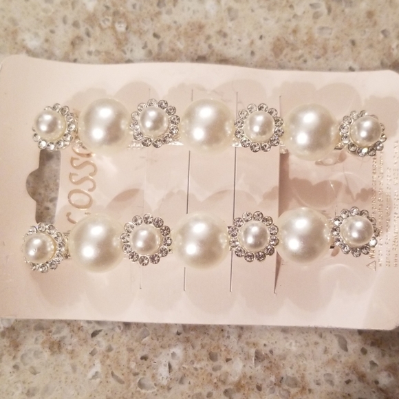 Accessories - 🆕️Faux pearl barrettes